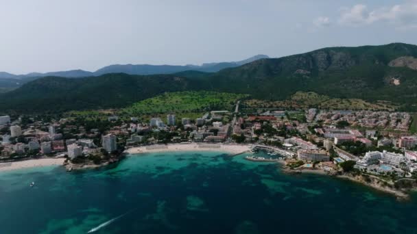 熱帯カリブ海の島のサンゴ礁にあるアンカーボートと小さなエメラルド色の海の熱帯港の空中ドローントップダウンビデオ — ストック動画