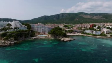 Tropikal Karayip adası mercan kayalıklarında demirli tekneleri olan küçük zümrüt tropikal deniz limanının yukarıdaki hava aracı videosu.