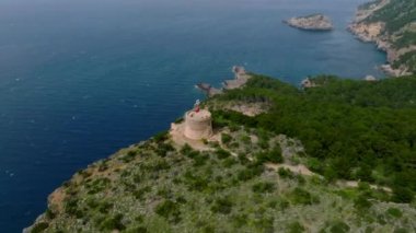 İspanya 'nın Mallorca adasındaki uçurumun üzerindeki eski kale kulesinin havadan görüntüsü..