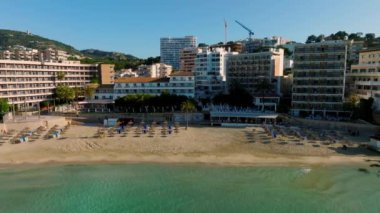 Mallorca 'nın başkenti Palma de Mallorca' nın havadan görünüşü. Deniz kenarında turistik bir şehir..