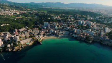 Mallorca 'nın başkenti Palma de Mallorca' nın havadan görünüşü. Deniz kenarında turistik bir şehir..
