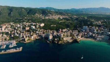 Mallorca 'nın başkenti Palma de Mallorca' nın havadan görünüşü. Deniz kenarında turistik bir şehir..