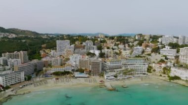 Mallorca adasında kuşgözü panoramik manzara, liman ve deniz, Palma-de-Mallorca kasabası.