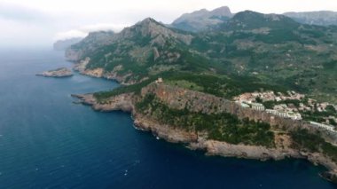 İspanya 'nın Mallorca adasındaki uçurumun tepesindeki lüks uçurum evi manzarası..