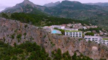 İspanya 'nın Mallorca adasındaki uçurumun tepesindeki lüks uçurum evi manzarası..
