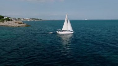 İspanya 'nın Mallorca adasında yelkenli yatı olan güzel bir körfez. Yatçılık, seyahat ve aktif yaşam tarzı konsepti