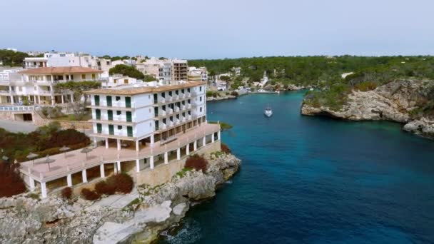 Flygfoto Över Fiskebyn Mallorca Spanien Båtar Dockade Vid Piren Lagun — Stockvideo