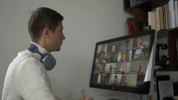 拉脱维亚里加 2020年5月5日 年轻人通过电脑进行视频电话会议 缩放呼叫会议 科罗纳韦病毒大流行期间 呆在家里 从家里开始工作 — 图库视频影像