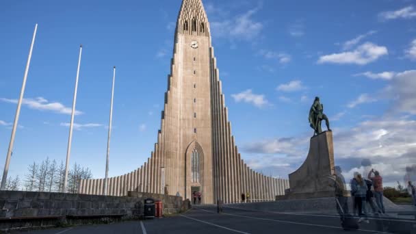 Hallgrimskirkja Kyrka Reykjavik Timelapse Island Stad Hallgrimskirkja Lutherska Kyrka Staty — Stockvideo