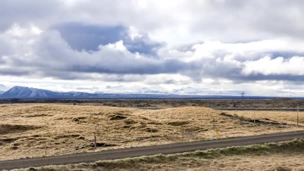 冰岛美丽的自然 空旷的道路穿过冰岛 背景是阳光明媚的天气和雨云 一号公路是金沙主干道 — 图库视频影像