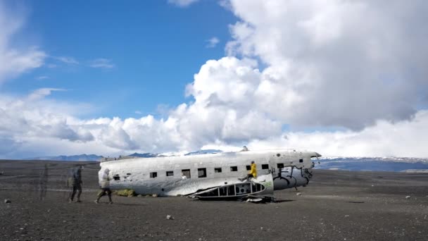 Timelapse Wraku Samolotu Czarnym Piasku Plaży Islandii Chmurne Błękitne Niebo — Wideo stockowe
