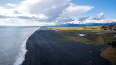 Dyrholaeyjarviti, İzlanda 'daki kayalıklardan siyah kumsal zamanı. Güzel İzlanda doğası. Atlantik Okyanusu kıyısı.