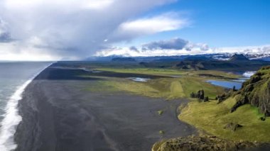 Dyrholaeyjarviti, İzlanda 'daki kayalıklardan siyah kumsal zamanı. Güzel İzlanda doğası. Atlantik Okyanusu kıyısı.