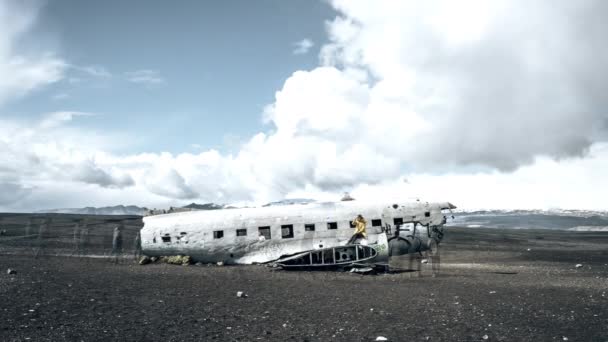 Timelapse Naufragio Aereo Sulla Spiaggia Sabbia Nera Islanda Cielo Blu — Video Stock