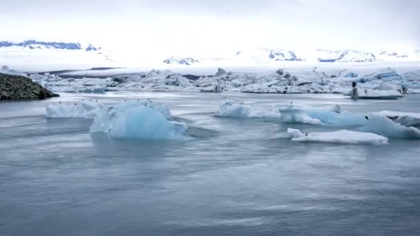 Icebergs Tabulares Derretem Baía Oceano Azul Turquesa Geleira Alta Enorme — Vídeo de Stock