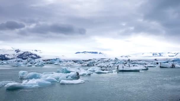 Icebergs Tabulares Derretem Baía Oceano Azul Turquesa Geleira Alta Enorme — Vídeo de Stock