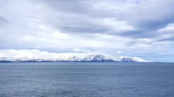 Тімелапс Бачить Прекрасну Природу Ісландії Могутні Гори Горизонті Хмарами Проходять — стокове відео