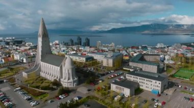 Reykjavik 'teki Hallgrimskirkja Kilisesi' nin havadan görünüşü. İzlanda 'nın 4K' daki manzarası. Hallgrimskirkja Lutheran Kilisesi. Leif Eriksson Heykeli.