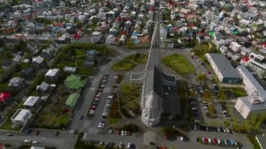 Reykjavik 'teki Hallgrimskirkja Kilisesi' nin havadan görünüşü. İzlanda 'nın 4K' daki manzarası. Hallgrimskirkja Lutheran Kilisesi. Leif Eriksson Heykeli.