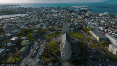 Reykjavik 'teki Hallgrimskirkja Kilisesi' nin havadan görünüşü. İzlanda 'nın 4K' daki manzarası. Hallgrimskirkja Lutheran Kilisesi. Leif Eriksson Heykeli.