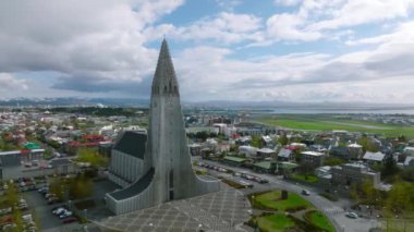 Reykjavik 'teki Hallgrimskirkja Kilisesi' nin havadan görünüşü. İzlanda 'nın 4K' daki manzarası. Hallgrimskirkja Lutheran Kilisesi. Leif Eriksson Heykeli.
