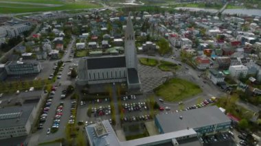 Reykjavik 'teki Hallgrimskirkja Kilisesi' nin havadan görünüşü. İzlanda 'nın 4K' daki manzarası. Hallgrimskirkja Lutheran Kilisesi. Leif Eriksson Heykeli.