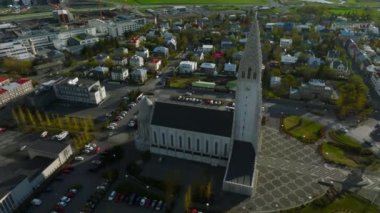 Reykjavik 'teki Hallgrimskirkja Kilisesi' nin havadan görünüşü. İzlanda 'nın 4K' daki manzarası. Hallgrimskirkja Lutheran Kilisesi. Leif Eriksson Heykeli.