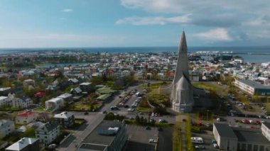Reykjavik 'teki Hallgrimskirkja Kilisesi' nin havadan görünüşü. İzlanda 'nın 4K' daki manzarası. Hallgrimskirkja Lutheran Kilisesi. Leif Eriksson Heykeli.