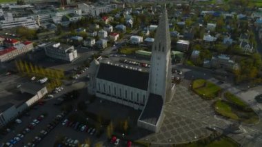 Reykjavik 'teki Hallgrimskirkja Kilisesi' nin havadan görünüşü. İzlanda 'nın 4K' daki manzarası. Hallgrimskirkja Lutheran Kilisesi. Leif Eriksson Heykeli.