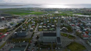 Reykjavik 'teki Hallgrimskirkja Kilisesi' nin havadan görünüşü. İzlanda 'nın 4K' daki manzarası. Hallgrimskirkja Lutheran Kilisesi. Leif Eriksson Heykeli.