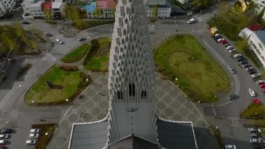 Reykjavik 'teki Hallgrimskirkja Kilisesi' nin havadan görünüşü. İzlanda 'nın 4K' daki manzarası. Hallgrimskirkja Lutheran Kilisesi. Leif Eriksson Heykeli.