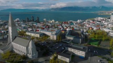 Reykjavik 'teki Hallgrimskirkja Kilisesi' nin havadan görünüşü. İzlanda 'nın 4K' daki manzarası. Hallgrimskirkja Lutheran Kilisesi. Leif Eriksson Heykeli.