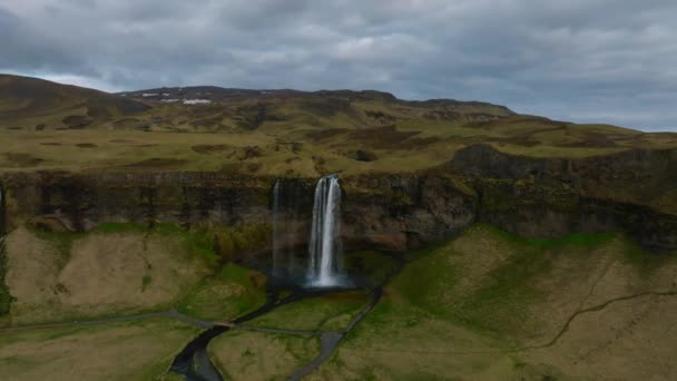 공중에서 Seljalandsfoss 아이슬란드 지역에 방문객들은 속으로 들어갈 수있습니다 아이슬란드에서 인기있는 — 비디오