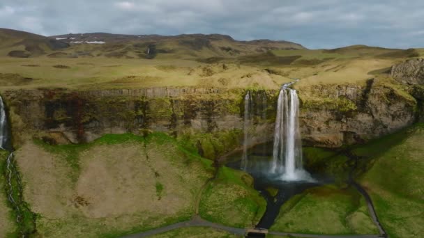 Seljalandsfossの空中ビュー ルート1によって右アイスランドの南地域に位置しています 訪問者は小さな洞窟にそれの後ろを歩くことができます アイスランドで最も人気のある滝 — ストック動画