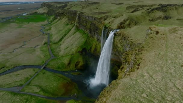 공중에서 Seljalandsfoss 아이슬란드 지역에 방문객들은 속으로 들어갈 수있습니다 아이슬란드에서 인기있는 — 비디오