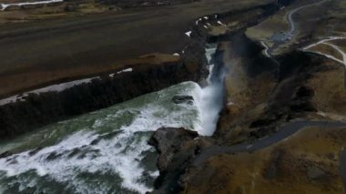 Popüler turizm merkezinin panoramik hava manzarası Gullfoss şelalesi. Hvita Nehri 'nde dramatik bir bahar. Güzel İzlanda, Avrupa. Seyahat konsepti arka planı.