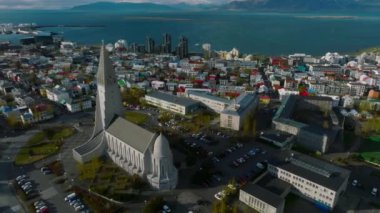 Reykjavik 'teki Hallgrimskirkja Kilisesi' nin havadan görünüşü. İzlanda 'nın 4K' daki manzarası. Hallgrimskirkja Lutheran Kilisesi. Leif Eriksson Heykeli.