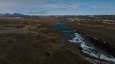 Popüler turizm merkezinin panoramik hava manzarası Gullfoss şelalesi. Hvita Nehri 'nde dramatik bir bahar. Güzel İzlanda, Avrupa. Seyahat konsepti arka planı.