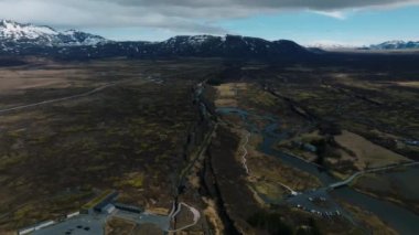 İzlanda 'daki Thingvellir Ulusal Parkı' nın iyi görünen tektonik plakası. Avrasya ve Kuzey Amerika tektonik plakaları