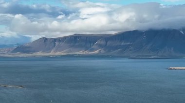 Büyük gölleri ve şelaleleri olan güzel İzlanda doğasının havadan görünüşü.