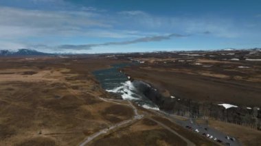 Popüler turizm merkezinin panoramik hava manzarası Gullfoss şelalesi. Hvita Nehri 'nde dramatik bir bahar. Güzel İzlanda, Avrupa. Seyahat konsepti arka planı.