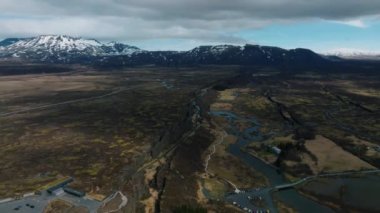 İzlanda 'daki Thingvellir Ulusal Parkı' nın iyi görünen tektonik plakası. Avrasya ve Kuzey Amerika tektonik plakaları