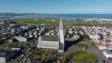 Güneşli bir yaz gününde Reykjavik, İzlanda 'nın güzel hava manzarası. Reykjavik 'in panoramik görünümü