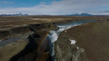 Popüler turizm merkezinin panoramik hava manzarası Gullfoss şelalesi. Hvita Nehri 'nde dramatik bir bahar. Güzel İzlanda, Avrupa. Seyahat konsepti arka planı.