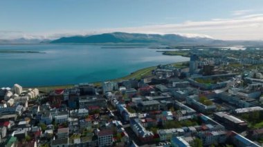 Güneşli bir yaz gününde Reykjavik, İzlanda 'nın güzel hava manzarası. Reykjavik 'in panoramik görünümü