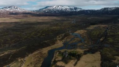İzlanda 'daki Thingvellir Ulusal Parkı' nın iyi görünen tektonik plakası. Avrasya ve Kuzey Amerika tektonik plakaları