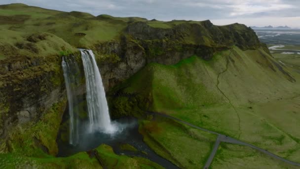 Widok Lotu Ptaka Seljalandsfoss Położony Regionie Południowym Islandii Przy Drodze — Wideo stockowe