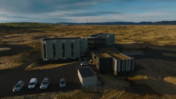 アイスランドのどこにもない中心部に位置する豪華な孤独なホテル 驚くべき近代的な建物の空中ビュー — ストック動画