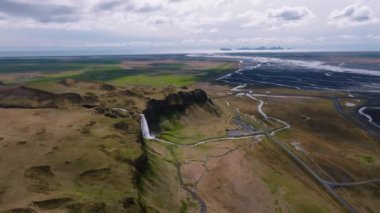 Seljalandsfoss 'un havadan görünüşü - İzlanda' nın Güney Bölgesi 'nde 1. Yol' un hemen yanında. Ziyaretçiler onun arkasından küçük bir mağaraya yürüyebilir. İzlanda 'daki en popüler şelale..