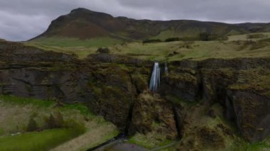 Seljalandsfoss 'un havadan görünüşü - İzlanda' nın Güney Bölgesi 'nde 1. Yol' un hemen yanında. Ziyaretçiler onun arkasından küçük bir mağaraya yürüyebilir. İzlanda 'daki en popüler şelale..